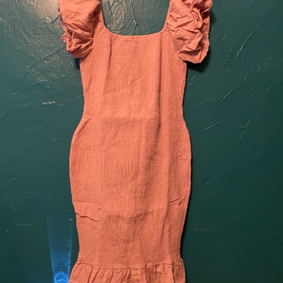 BerryGo Woman’s plus size bodycon smocked midi dress - Picture 4 of 4